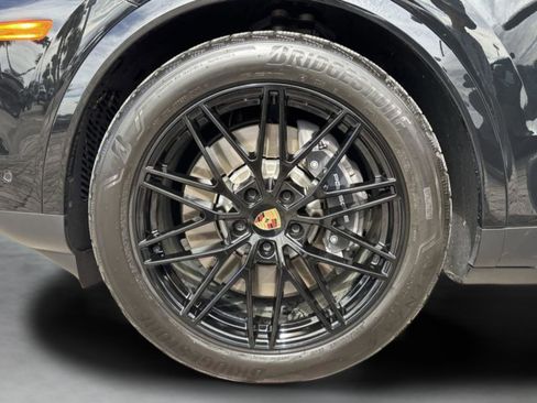 Used 2025 Porsche Cayenne E-Hybrid Coupe image 36
