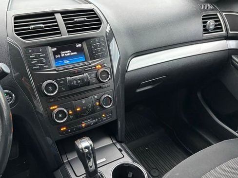 Used 2017 Ford Explorer XLT image 32