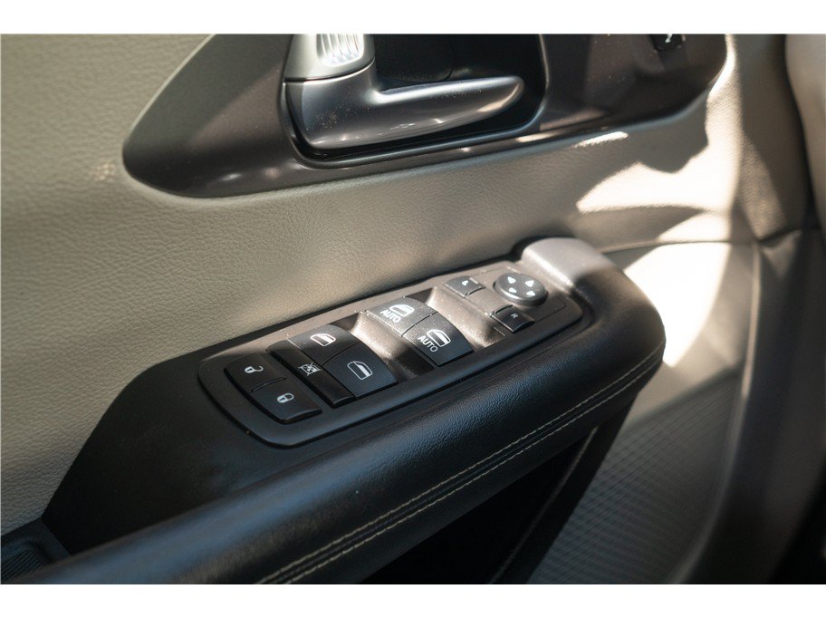 Used 2023 Chrysler Pacifica Touring-L FWD image 12