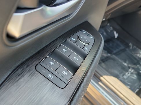 Certified 2025 Nissan Kicks SR FWD image 35