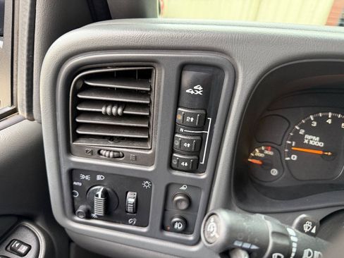 Used 2006 Chevrolet Silverado 2500 LT w/ Heavy-Duty Power Package AWD/4WD image 29