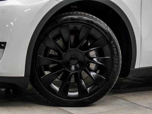Used 2024 Tesla Model Y Long Range AWD/4WD image 3