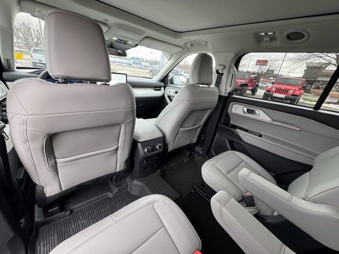 Used 2025 Ford Explorer Active w/ Active Comfort Package image 14