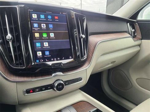 Used 2022 Volvo XC60 B5 Momentum image 31