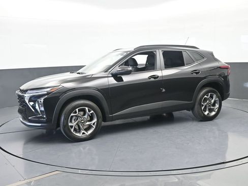 Used 2025 Chevrolet Trax LT w/ Driver Confidence Package image 2