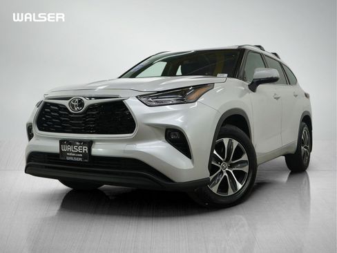 Used 2024 Toyota Highlander XLE AWD/4WD image 1