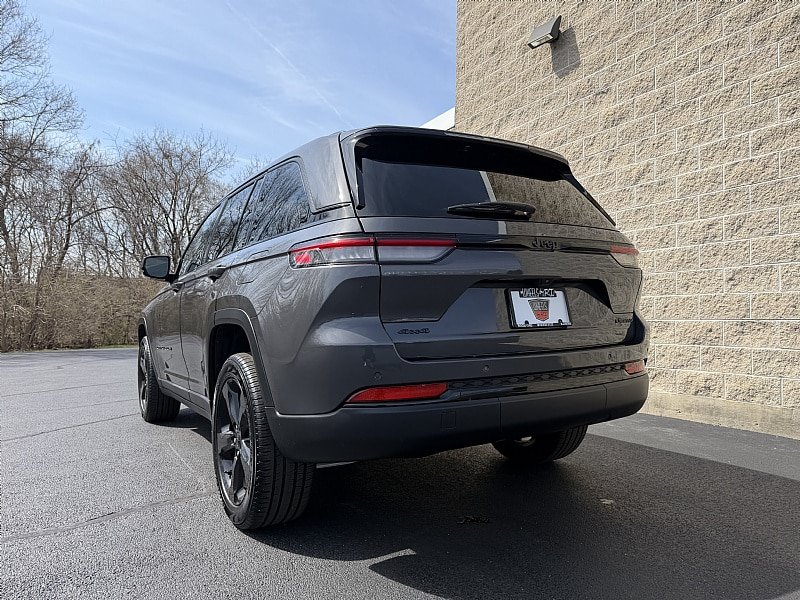 Used 2024 Jeep Grand Cherokee Limited w/ Black Appearance Package AWD/4WD image 6
