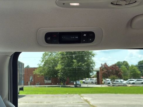 Used 2024 Chrysler Pacifica Touring-L FWD image 13