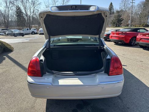 Used 2004 Lincoln Town Car Ultimate image 6