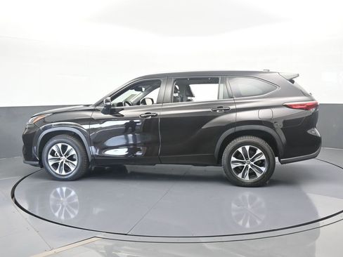 Used 2021 Toyota Highlander XLE image 3