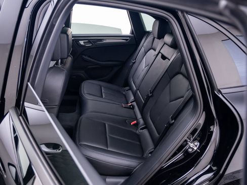 Certified 2025 Porsche Macan AWD/4WD image 16