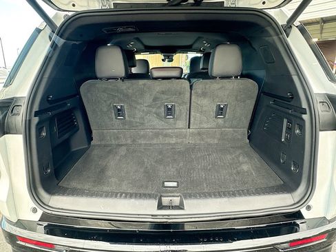 Used 2024 Chevrolet Traverse RS FWD image 28