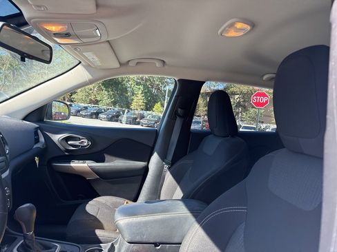 Used 2017 Jeep Cherokee Latitude image 18