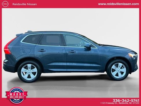Used 2022 Volvo XC60 B5 Momentum image 7