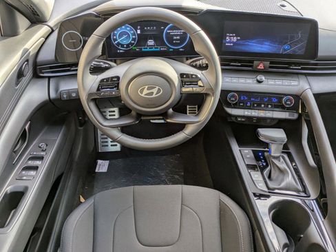 Used 2025 Hyundai Elantra SEL image 14