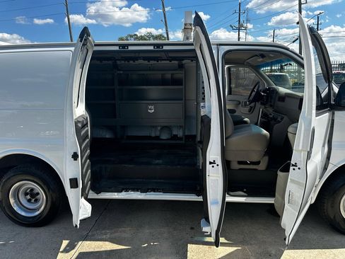 Used 2001 Chevrolet Express 1500 RWD image 16