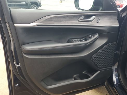 Used 2024 Jeep Grand Cherokee Limited image 6