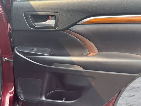 Used 2018 Toyota Highlander Limited FWD image 24