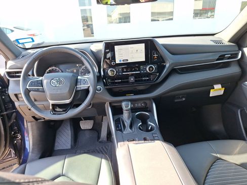 Used 2024 Toyota Highlander LE image 19