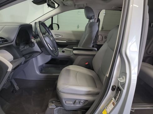 Used 2021 Toyota Sienna XLE FWD image 12