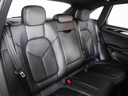 Used 2025 Porsche Macan image 6
