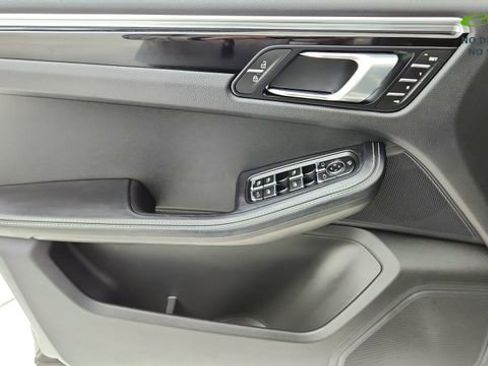 Used 2024 Porsche Macan AWD/4WD image 34