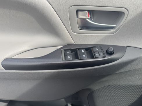 Used 2015 Toyota Sienna LE FWD image 15