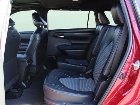 Used 2025 Toyota Highlander XSE image 16