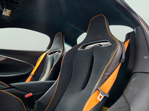 New 2025 McLaren Artura RWD image 40