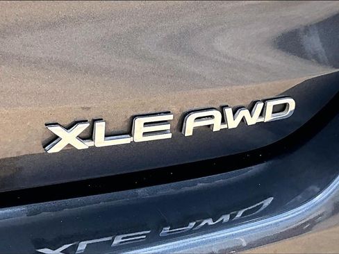 Used 2021 Toyota Highlander XLE AWD/4WD image 10
