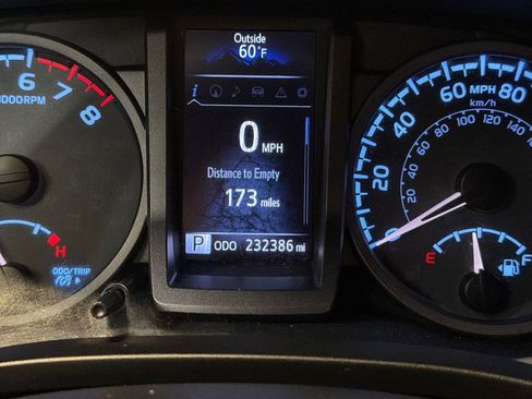 Used 2017 Toyota Tacoma TRD Off-Road w/ Tow Package (A/T) AWD/4WD image 24