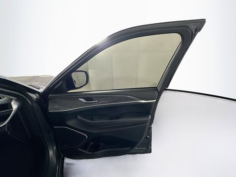 Used 2023 Jeep Grand Cherokee L Limited w/ Black Appearance Package image 34