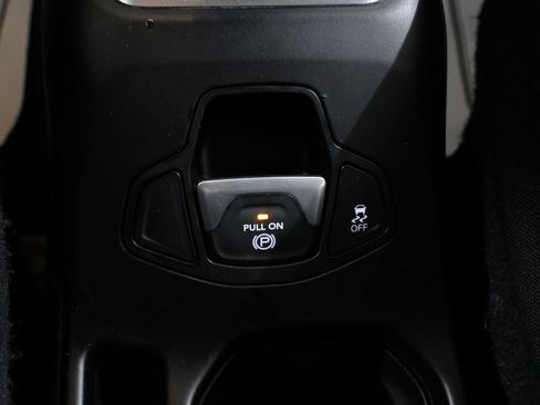 Used 2018 Jeep Renegade Latitude FWD image 31