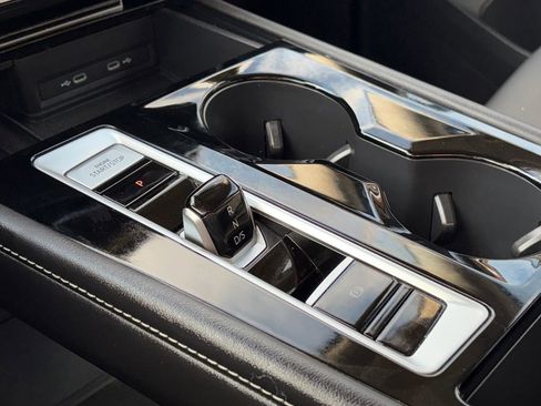 Used 2025 Volkswagen Atlas SE image 19