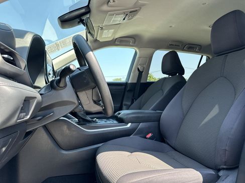 Used 2021 Toyota Highlander L AWD/4WD image 9