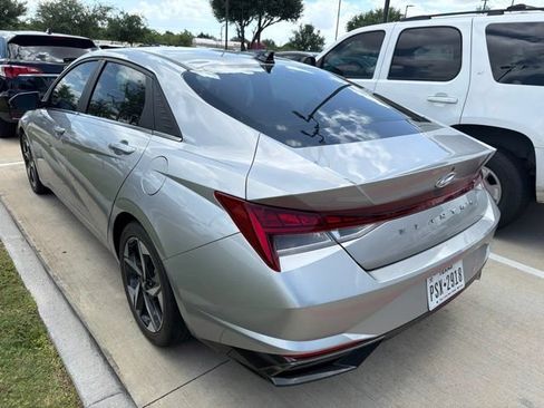 Used 2021 Hyundai Elantra SEL w/ Convenience + Premium Package FWD image 4