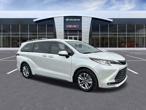 Used 2024 Toyota Sienna Limited image 7