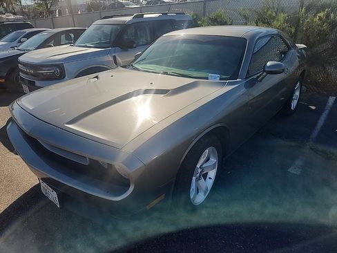 Used 2011 Dodge Challenger image 3