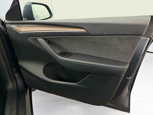 Used 2023 Tesla Model Y Long Range image 33