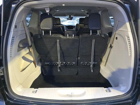 Used 2022 Chrysler Pacifica Touring-L image 17