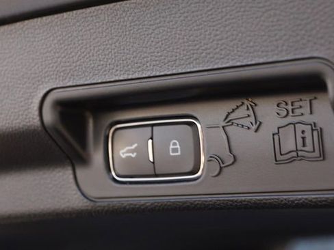 Used 2021 Ford Explorer XLT w/ Equipment Group 202A image 8