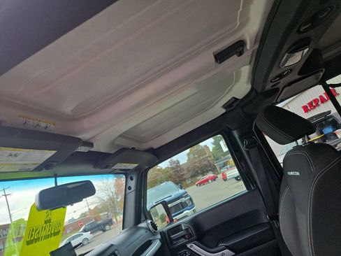 Used 2015 Jeep Wrangler Unlimited Rubicon w/ Connectivity Group image 21