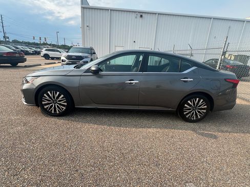 Used 2025 Nissan Altima 2.5 SV FWD image 6