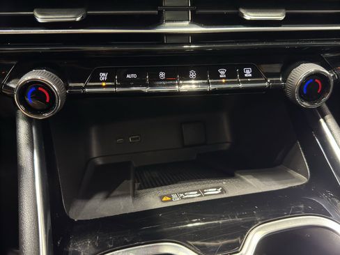 Used 2025 Chevrolet Traverse RS AWD/4WD image 34