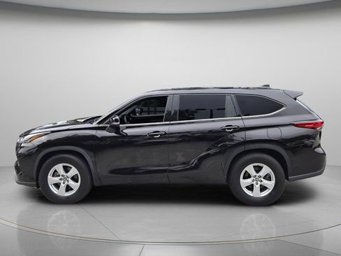 Used 2022 Toyota Highlander L FWD image 4