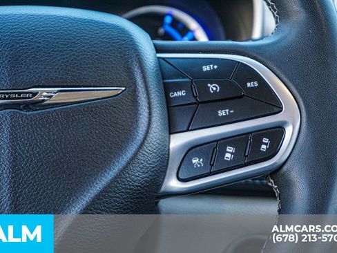 Used 2023 Chrysler Pacifica Touring-L image 32