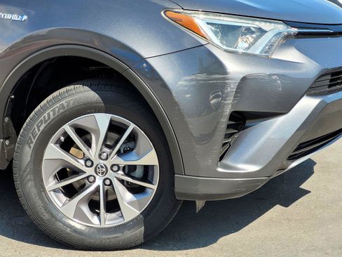Used 2018 Toyota RAV4 LE AWD/4WD image 5