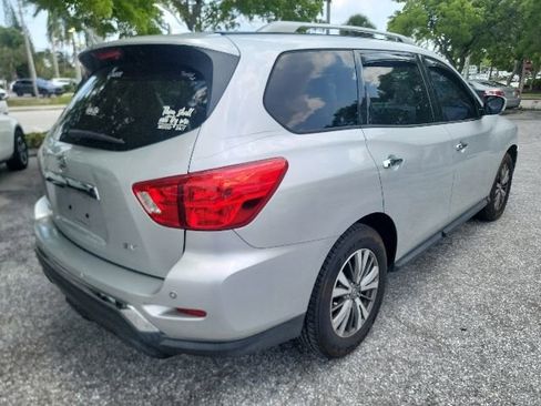 Used 2019 Nissan Pathfinder SV FWD image 3