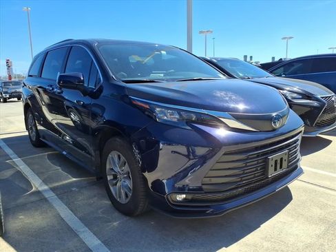 Used 2025 Toyota Sienna XLE image 1