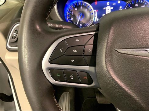 Used 2024 Chrysler Pacifica Touring-L FWD image 18